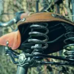 Kan jeg justere sadlen på min kontorcykel?